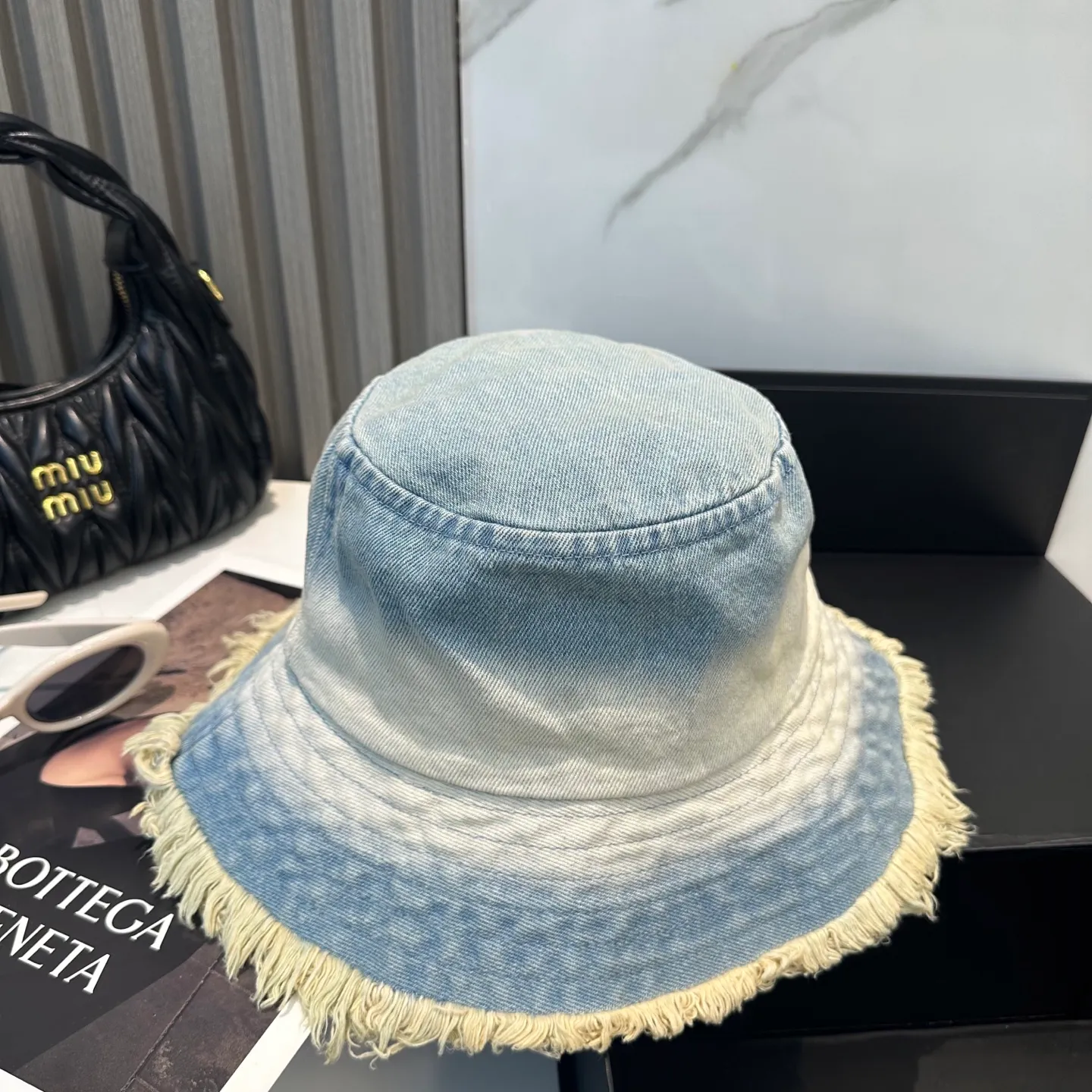 P70 Croixin's new soft denim fisherman hat with loose beard. Summer is here. In the hot weather, a good-looking hat has become an indispensable fashion item. This denim bucket hat not only has a fashionable appearance, but also provides effective sun protection, making you the most fashionable girl in the streets!